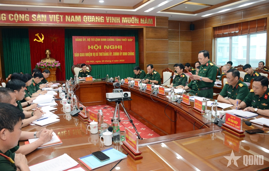 Trung tướng Đỗ Xuân Tụng chủ trì Hội nghị bàn giao chức trách, nhiệm vụ Bí thư Đảng ủy, Chính ủy Binh chủng Tăng thiết giáp