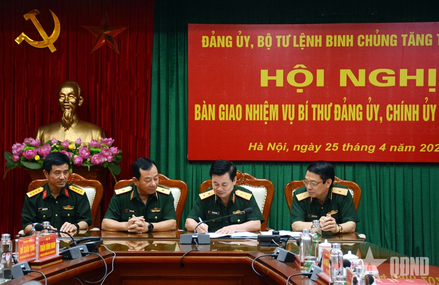Trung tướng Đỗ Xuân Tụng chủ trì Hội nghị bàn giao chức trách, nhiệm vụ Bí thư Đảng ủy, Chính ủy Binh chủng Tăng thiết giáp