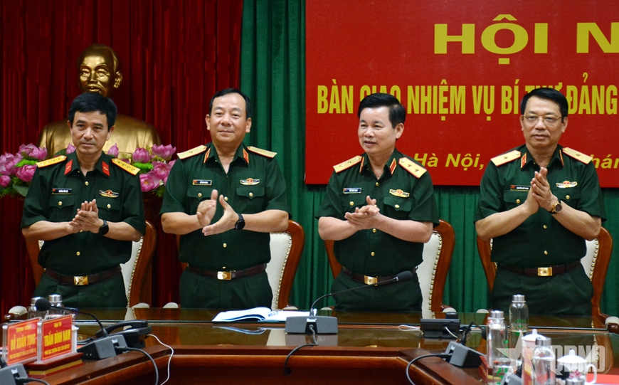 Trung tướng Đỗ Xuân Tụng chủ trì Hội nghị bàn giao chức trách, nhiệm vụ Bí thư Đảng ủy, Chính ủy Binh chủng Tăng thiết giáp