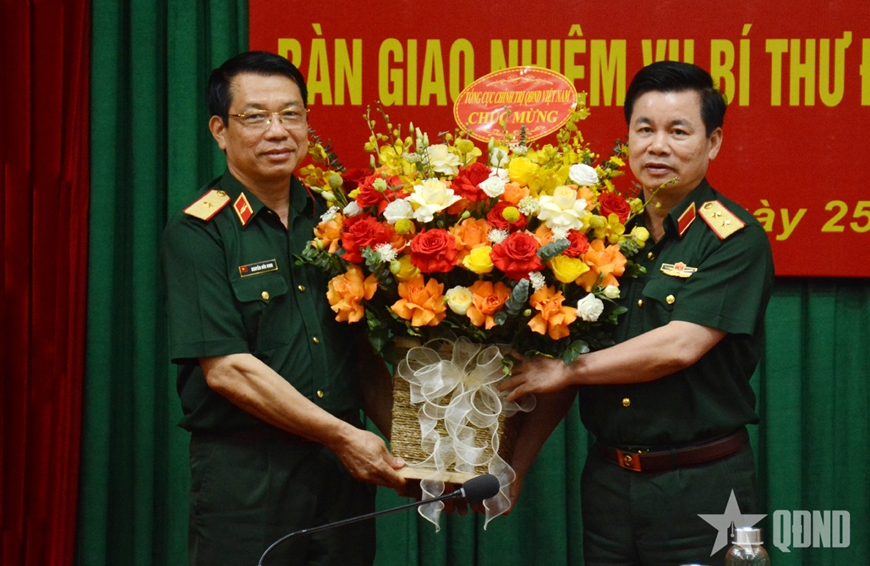 Trung tướng Đỗ Xuân Tụng chủ trì Hội nghị bàn giao chức trách, nhiệm vụ Bí thư Đảng ủy, Chính ủy Binh chủng Tăng thiết giáp