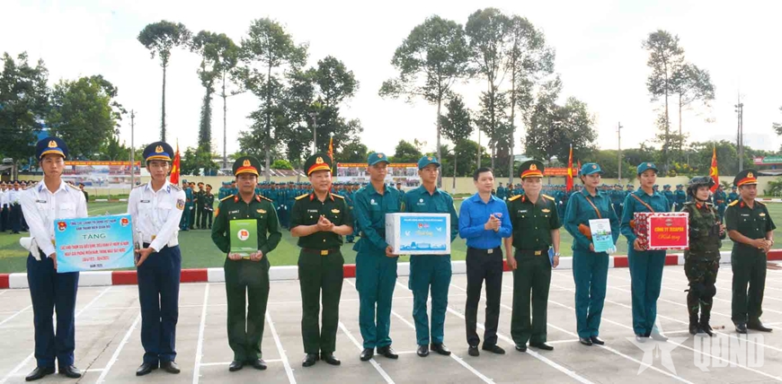 Các đại biểu tặng quà cán bộ, chiến sĩ diễu binh, diễu hành luyện tập tại Trường Quân sự Quân khu 7. 