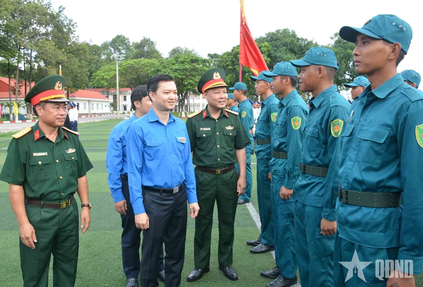 Các đại biểu động viên cán bộ, chiến sĩ diễu binh, diễu hành luyện tập tại Trường Quân sự Quân khu 7. 