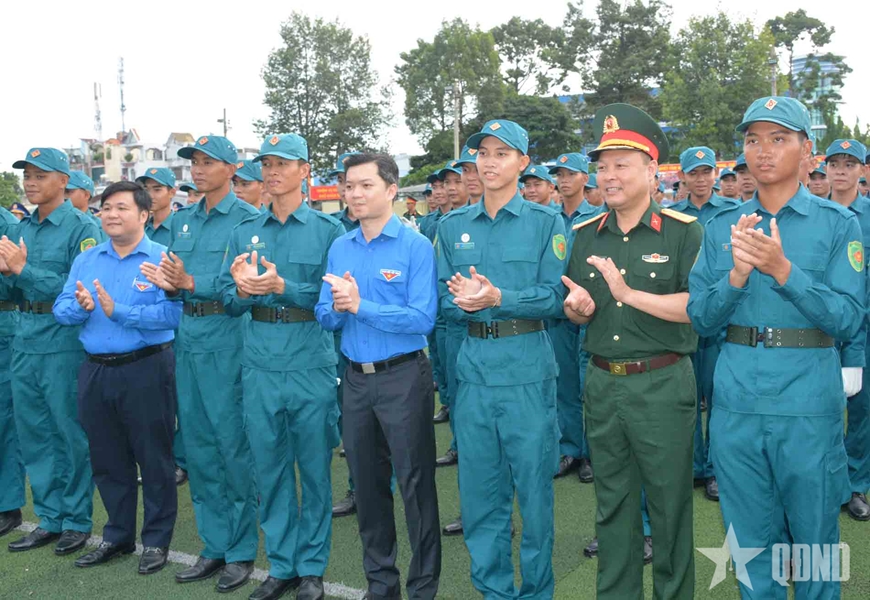 Các đại biểu động viên, chụp ảnh với cán bộ, chiến sĩ diễu binh, diễu hành luyện tập tại Trường Quân sự Quân khu 7. 