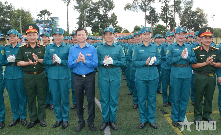 Các đại biểu động viên, chụp ảnh với cán bộ, chiến sĩ diễu binh, diễu hành luyện tập tại Trường Quân sự Quân khu 7. 