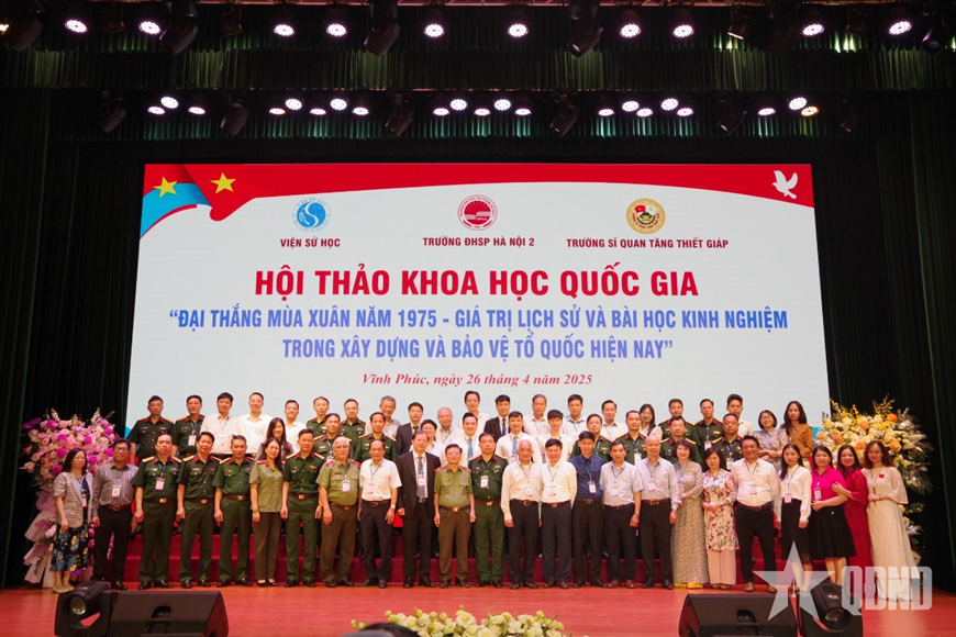 Các đại biểu tham dự chụp hình lưu niệm.