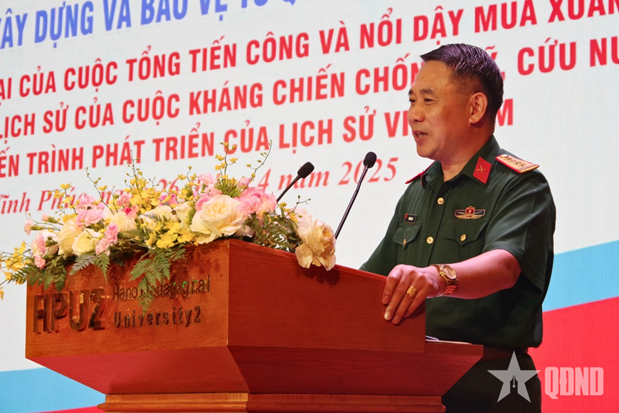 Đại tá Ngô Anh Thu, Phó tổng biên tập Báo Quân đội nhân dân thảo luận tại hội thảo.