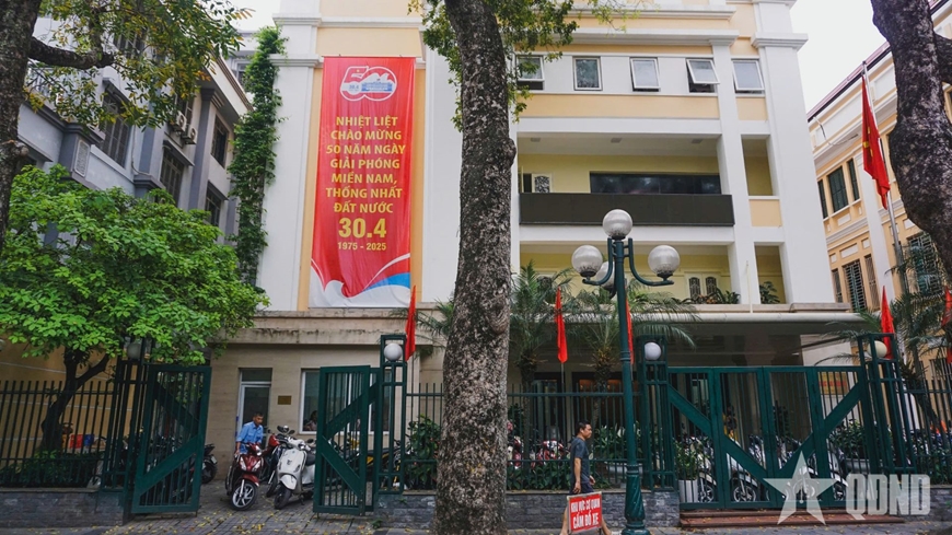 Các công sở trong ngày làm việc được treo băng rôn, khẩu hiệu hướng tới ngày lễ lớn của dân tộc. 