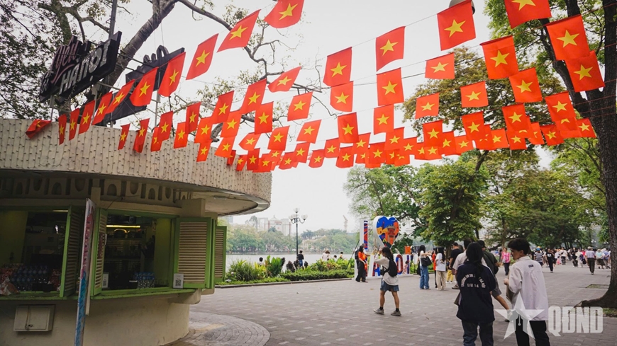 Trong những ngày, các tuyến phố Hà Nội được trang hoàng rực rỡ cờ hoa, khẩu hiệu chào mừng kỷ niệm 50 năm Ngày giải phóng miền Nam, thống nhất đất nước. 