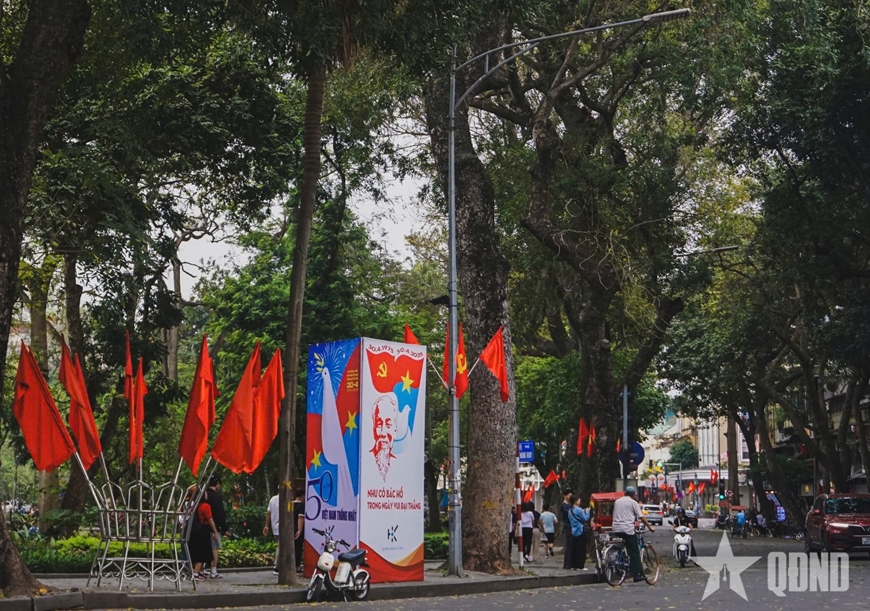Cờ Tổ quốc được treo tại nhiều tuyến phố, tạo nên hiệu ứng thị giác mạnh mẽ, biểu trưng cho sự đoàn kết và thống nhất của toàn dân tộc. 
