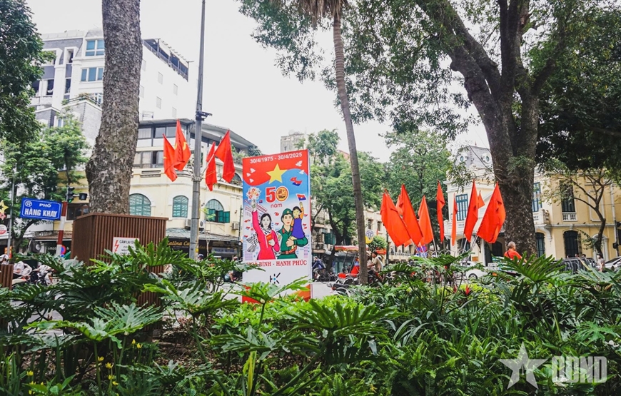 Với những sắc màu tươi sáng, rực rỡ của cờ, hoa và biểu ngữ, Hà Nội không chỉ kỷ niệm một dấu mốc lịch sử vĩ đại mà còn khẳng định vị thế của một Thủ đô ngàn năm văn hiến.