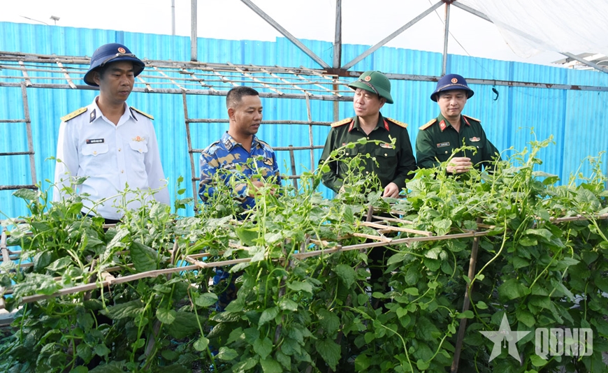 Tăng gia sản xuất trên quần đảo Trường Sa Tăng gia sản xuất trên quần đảo Trường Sa