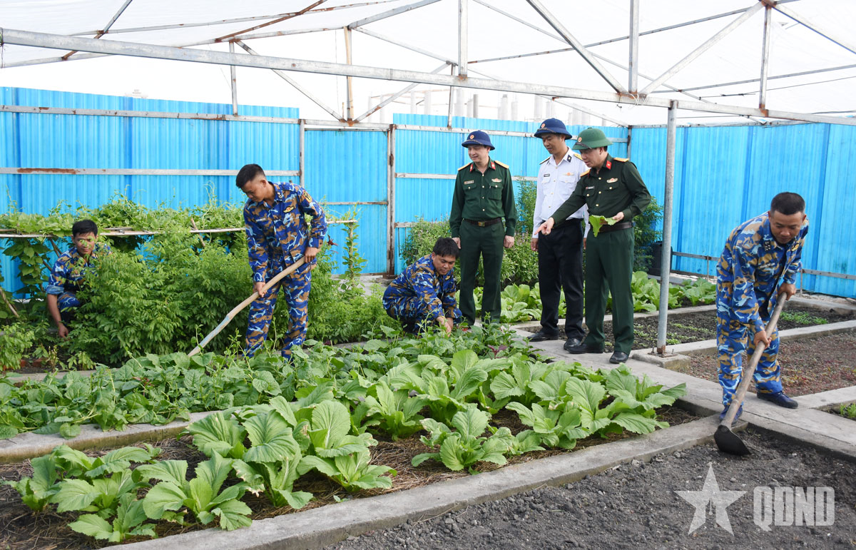 Tăng gia sản xuất trên quần đảo Trường Sa