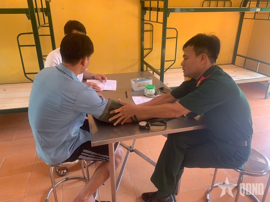 Quân y đơn vị kiểm tra sức khỏe cho từng cá nhân.