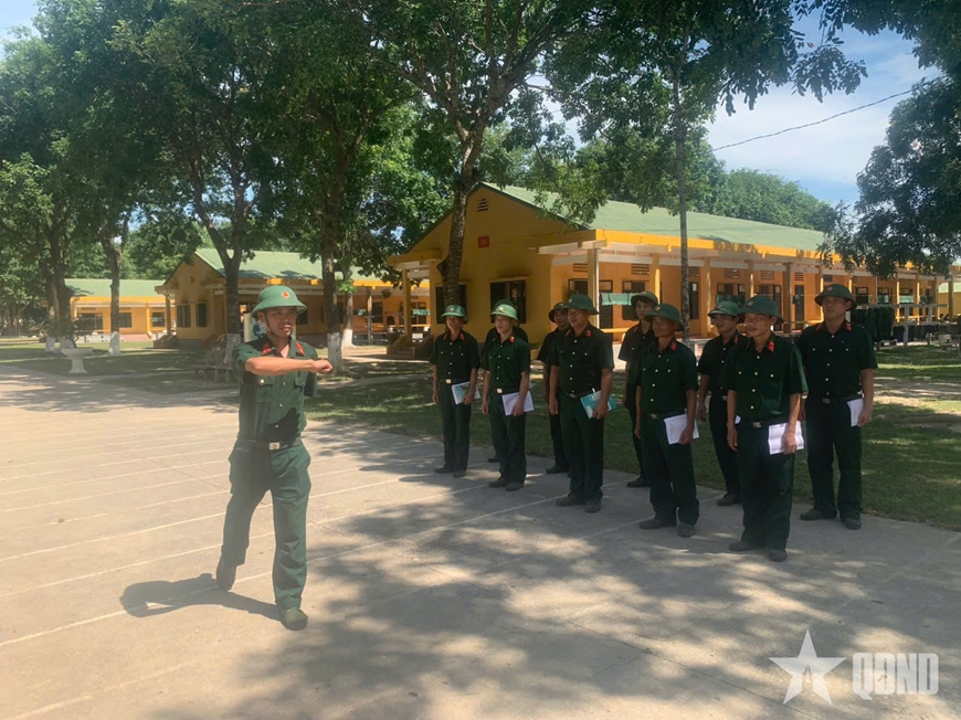 Tích cực tập luyện đội ngũ.