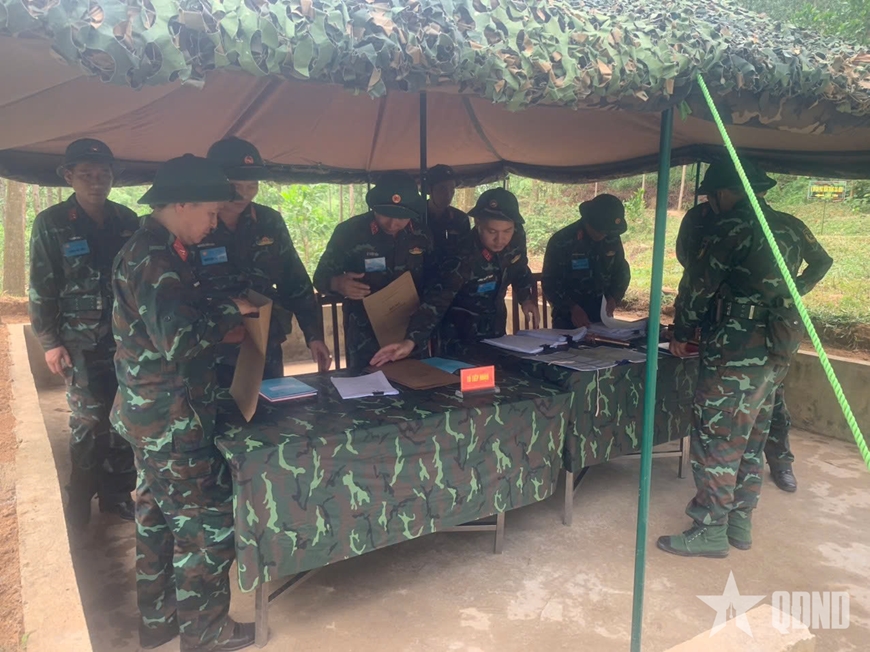Chỉ huy đơn vị hội ý, phân công thành phần tiếp nhận lực lượng huấn luyện dự bị động viên.