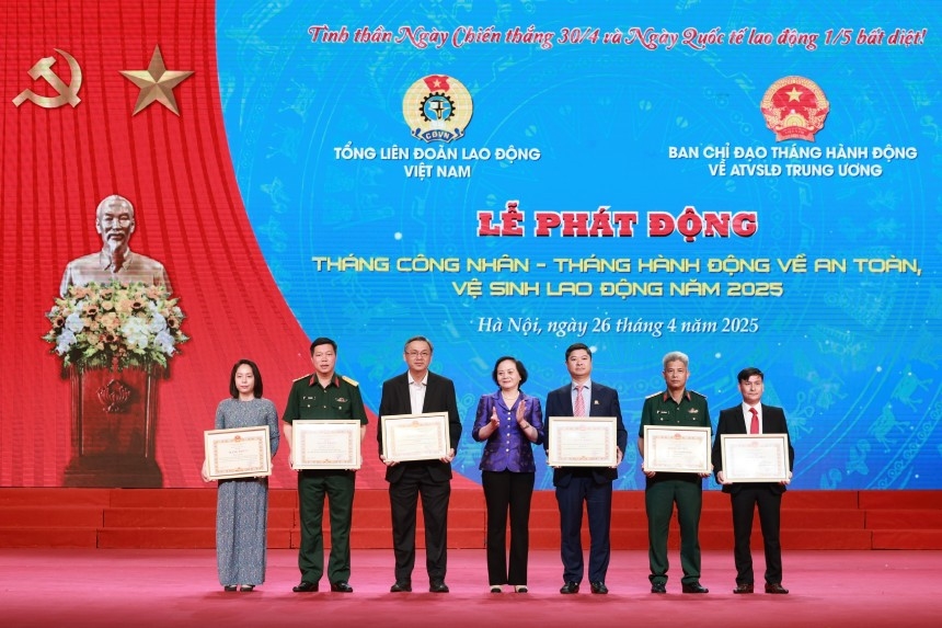 Bộ trưởng Bộ Nội vụ Phạm Thị Thanh Trà trao Bằng khen tặng các tập thể, cá nhân có thành tích xuất sắc trong triển khai công tác ATVSLĐ năm 2025.