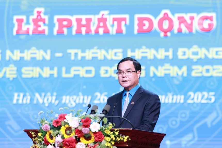 Đồng chí Nguyễn Đình Khang, Ủy viên Trung ương Đảng, Chủ tịch Tổng LĐLĐ Việt Nam phát biểu khai mạc và phát động chương trình.
