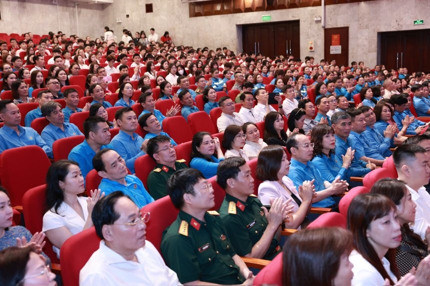 Các đại biểu dự buổi lễ.