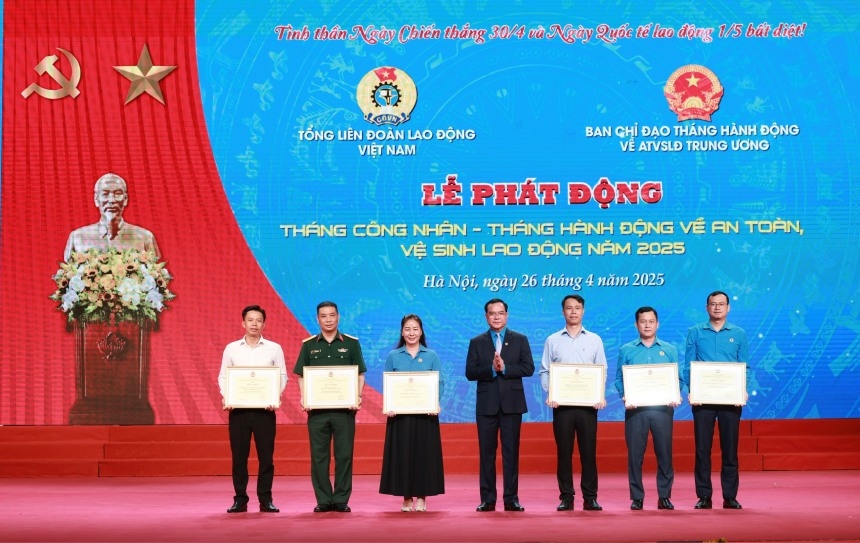 Chủ tịch Tổng LĐLĐ Việt Nam Nguyễn Đình Khang trao Bằng khen của Tổng LĐLĐ Việt Nam tặng các tập thể, cá nhân có thành tích xuất sắc trong bảo đảm ATVSLĐ năm 2024”.