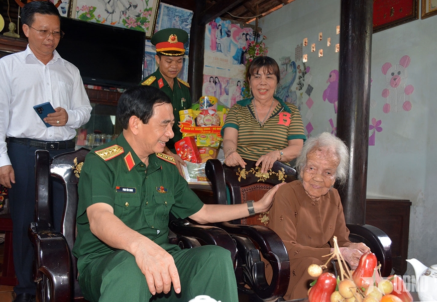 Đại tướng Phan Văn Giang thăm, tặng quà Mẹ Việt Nam anh hùng