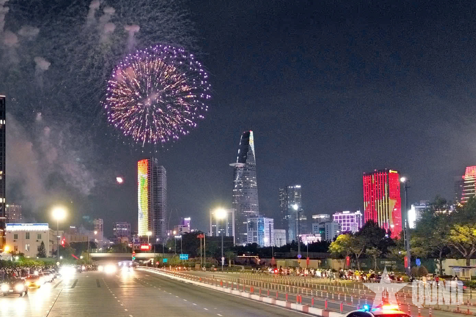 Pháo hoa rực sáng trên bầu trời TP Hồ Chí Minh trước thềm đại lễ