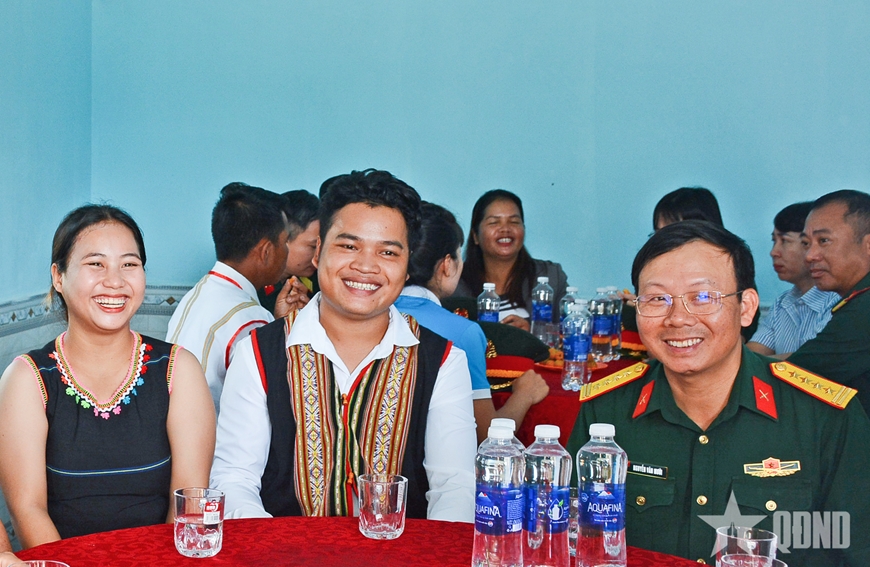 Nụ cười rạng ngời hạnh phúc của vợ chồng anh A Sách, chị Y Thúy.