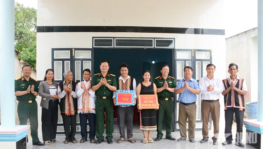 Lãnh đạo Đoàn Kinh tế - Quốc phòng 78 và địa phương chụp ảnh chung với gia đình anh A Sách, chị Y Thúy.