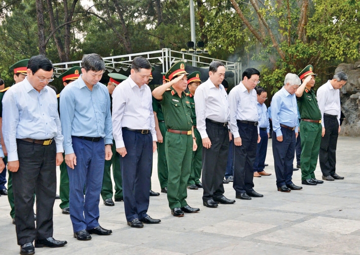 Chủ tịch Quốc hội Trần Thanh Mẫn dâng hương tưởng niệm các Anh hùng liệt sĩ tại tỉnh Quảng Trị