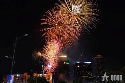 View - 	Rực rỡ pháo hoa chào mừng kỷ niệm 50 năm Giải phóng miền Nam