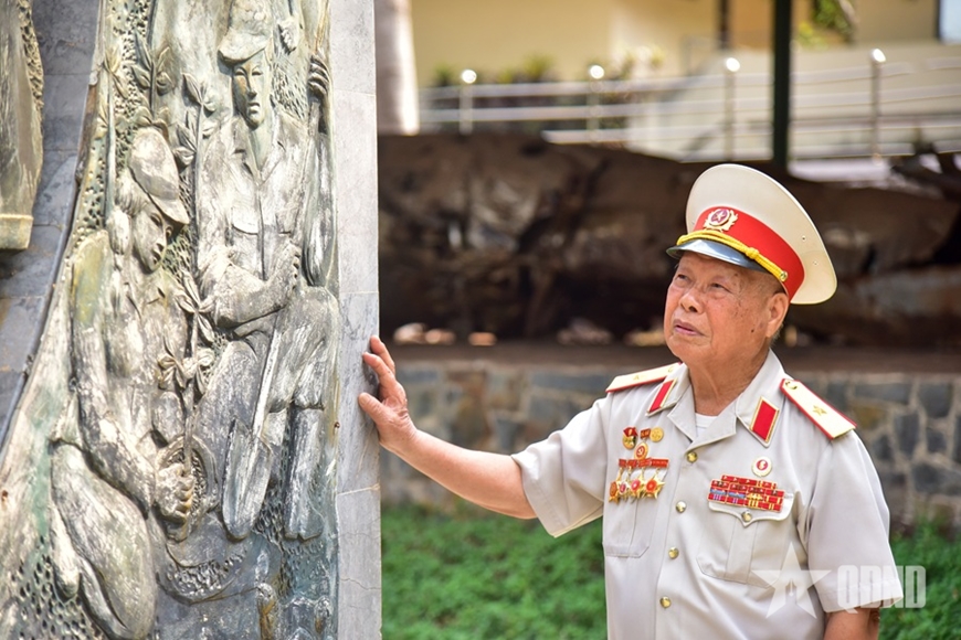 “Vui sao nước mắt lại trào”