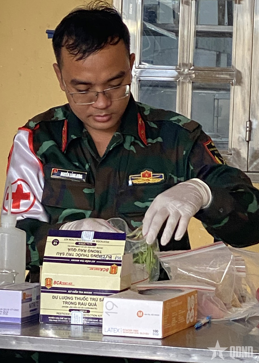 Bác sĩ Viện Y học Dự phòng Quân đội phía Nam chuẩn bị vật chất, lấy mẫu xét nghiệm phục vụ cho các khối diễu binh, diễu hành.
