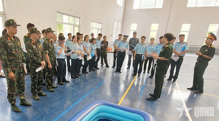 Cán bộ Viện Y học Dự phòng Quân đội phía Nam bồi dưỡng cho quân y các đơn vị về phòng, chống say nắng, say nóng.
