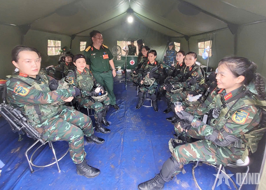 Cán bộ Viện Y học Dự phòng Quân đội phía Nam trò chuyện, nắm sức khỏe cán bộ, chiến sĩ diễu binh, diễu hành.