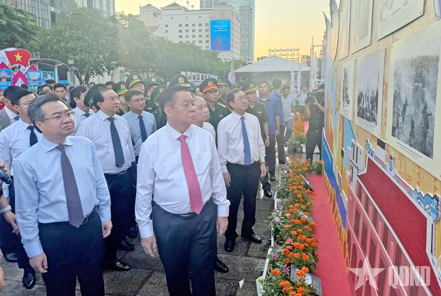 Triển lãm ảnh “Đại thắng mùa Xuân 1975 với kỷ nguyên phát triển mới của dân tộc Việt Nam” và “Tự hào một dải biên cương”