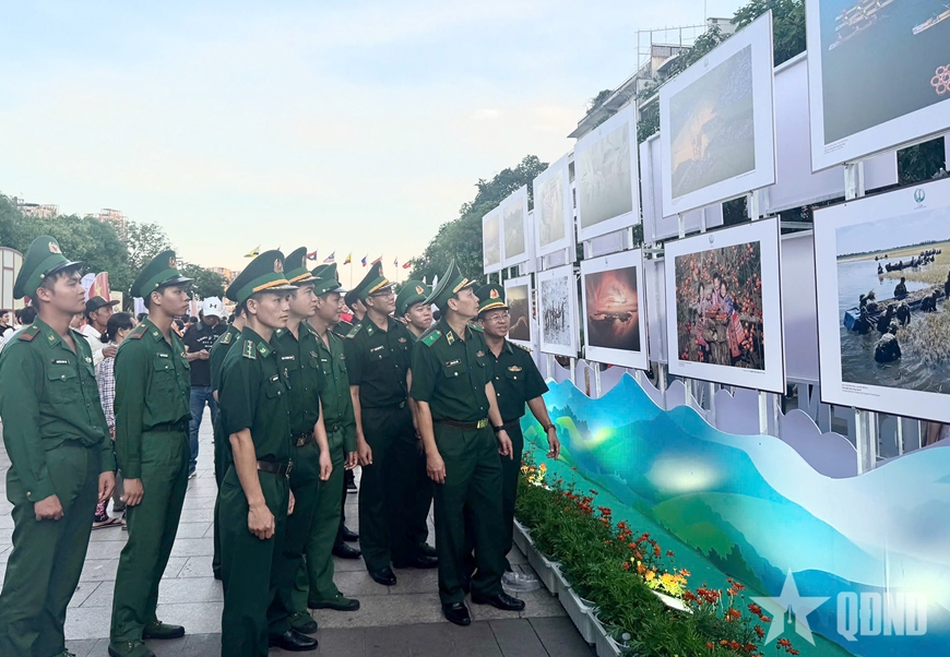 Triển lãm ảnh “Đại thắng mùa Xuân 1975 với kỷ nguyên phát triển mới của dân tộc Việt Nam” và “Tự hào một dải biên cương”