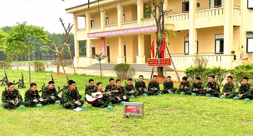 Chiến sĩ mới cất cao lời ca tiếng hát sau giờ huấn luyện.
