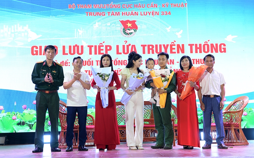 Chỉ huy Trung tâm Huấn luyện 334 cùng gia đình động viên chiến sĩ mới tích cực trong thực hiện nhiệm vụ.