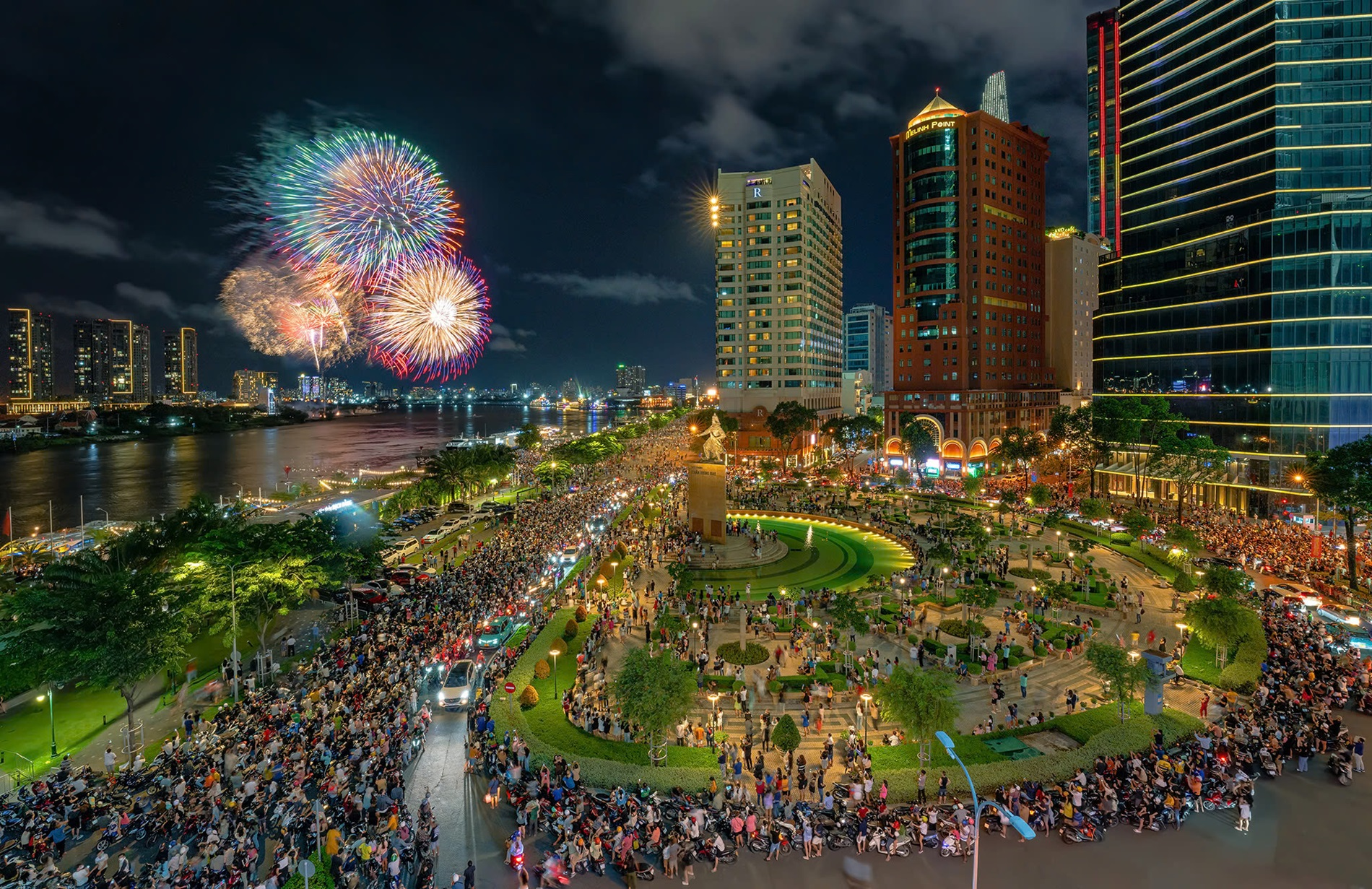 Thành phố Hồ Chí Minh cấm lưu thông nhiều tuyến đường phục vụ bắn pháo hoa tầm cao