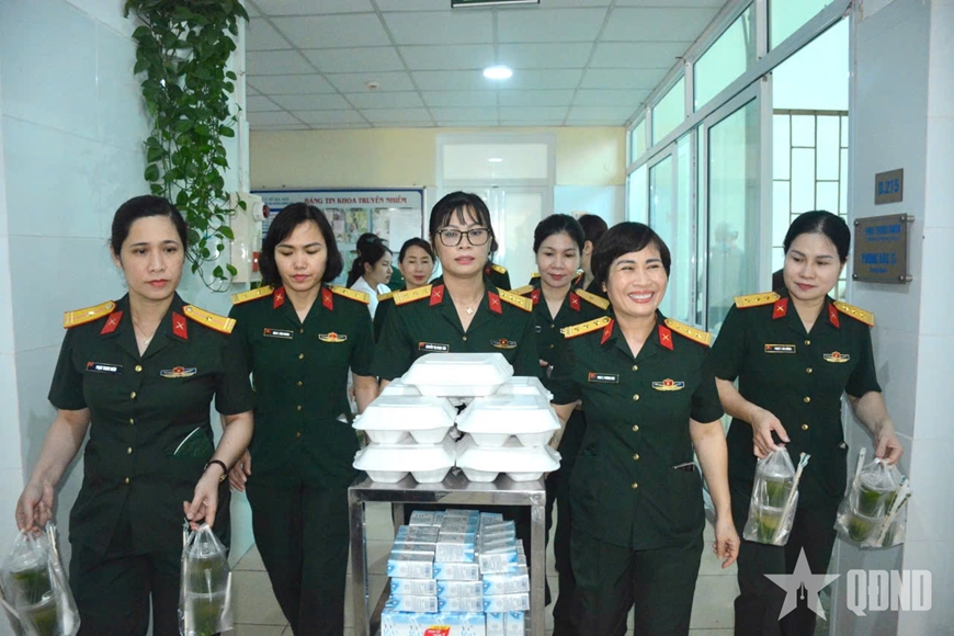 Cán bộ, hội viên Hội Phụ nữ chuẩn bị những suất cơm tặng các bệnh nhân đang điều trị tại Bệnh viện Đa Khoa Đống Đa.