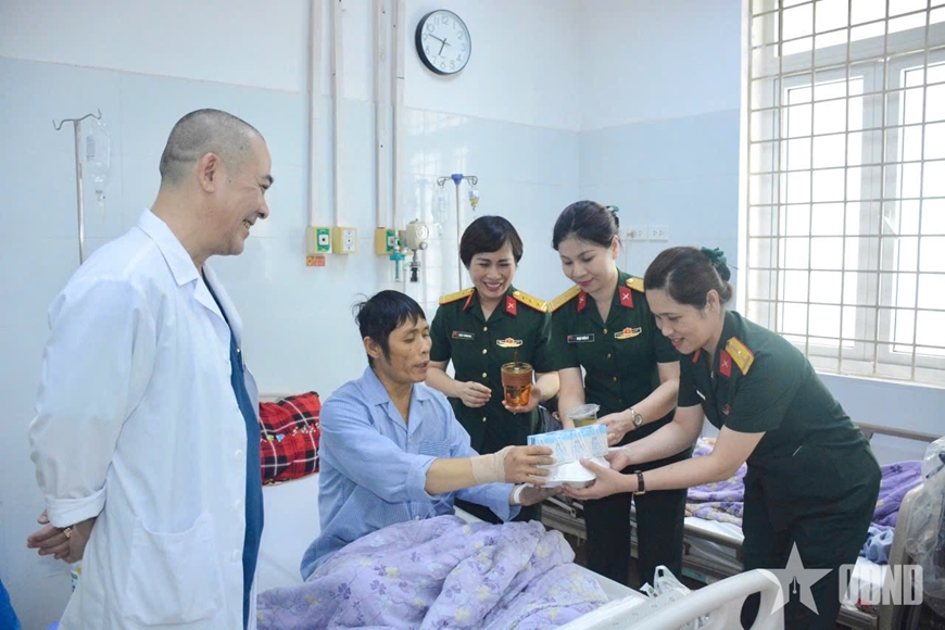 Tặng quà, thăm hỏi anh Dương Triều Dương, sinh năm 1980, đang điều trị tại Khoa Các bệnh nhiệt đới, Bệnh viện Đa khoa Đống Đa.