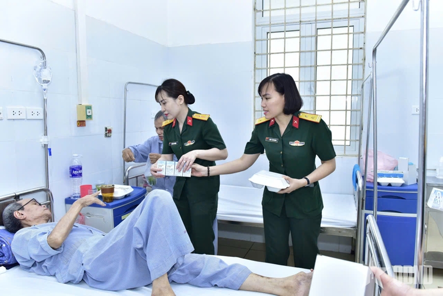 Cán bộ, hội viên Hội phụ nữ thăm hỏi, trao cơm, tặng quà cho các bệnh nhân.