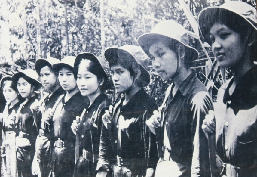 Chuyện về 11 cô gái sông Hương