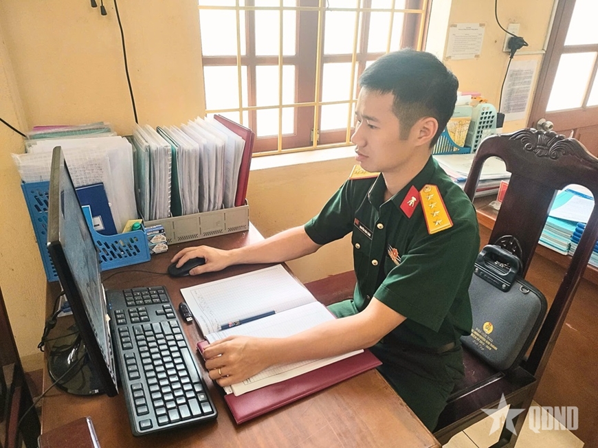 Đại úy Nguyễn Văn Toán tích cực nghiên cứu tài liệu.