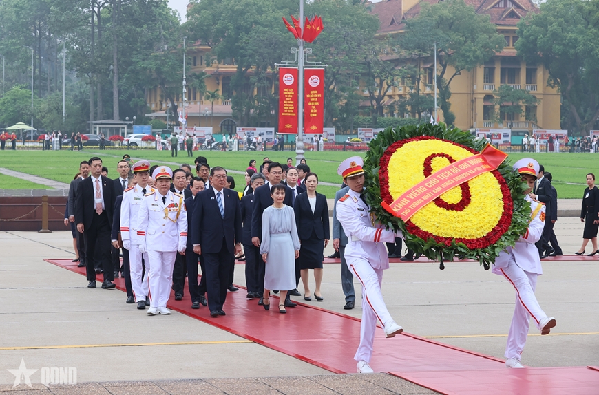 Thủ tướng Nhật Bản và phu nhân vào Lăng viếng Chủ tịch Hồ Chí Minh