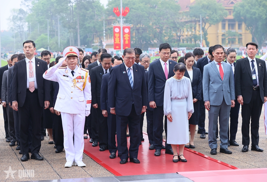 Thủ tướng Nhật Bản và phu nhân vào Lăng viếng Chủ tịch Hồ Chí Minh