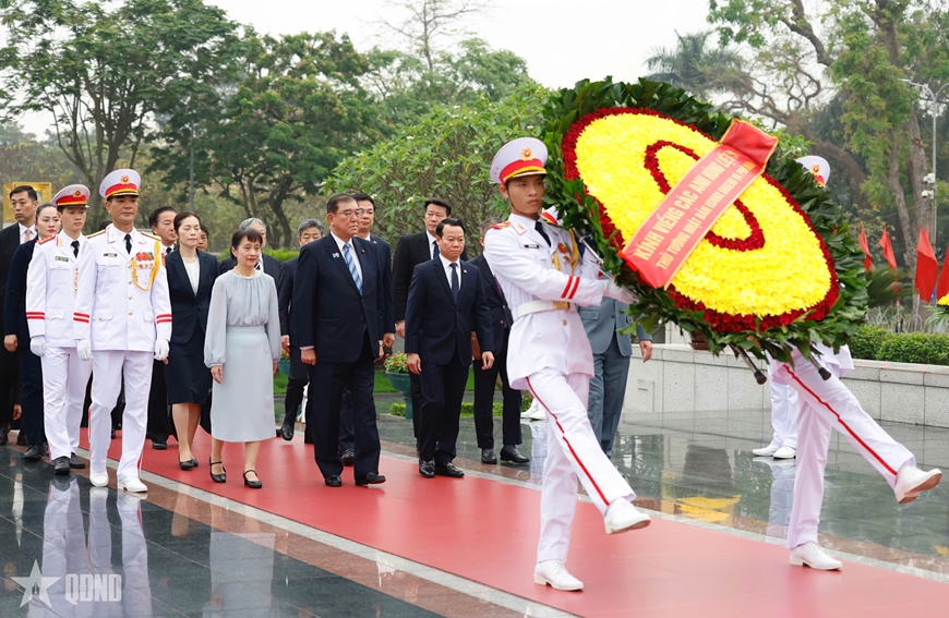Thủ tướng Nhật Bản và phu nhân vào Lăng viếng Chủ tịch Hồ Chí Minh