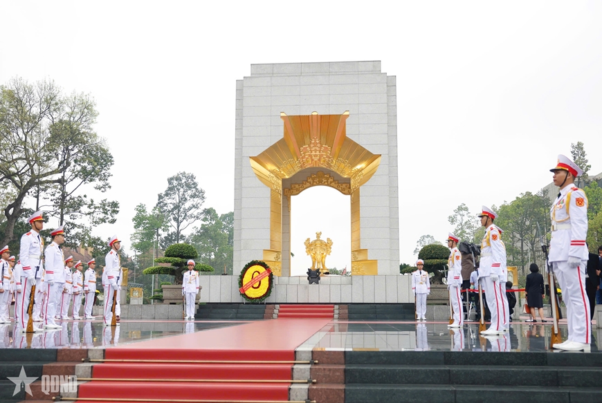 Thủ tướng Nhật Bản và phu nhân vào Lăng viếng Chủ tịch Hồ Chí Minh