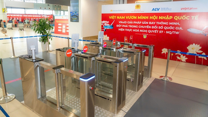 Các thiết bị được lắp đặt tại Cảng hàng không quốc tế Nội Bài để phục vụ việc làm thủ tục hàng không bằng công nghệ sinh trắc học. Ảnh: NIA