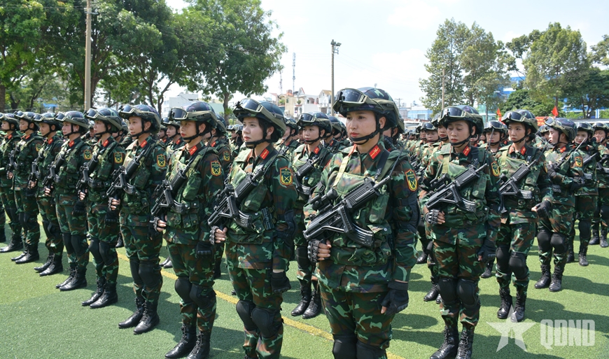 Cán bộ, chiến sĩ diễu binh, diễu hành phấn khởi, tích cực luyện tập. 