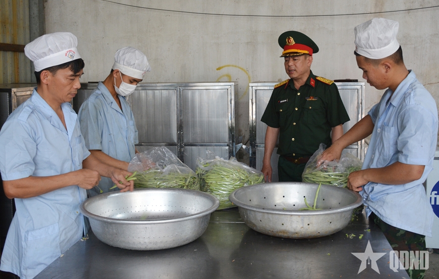 Nhặt rau cẩn thận, tỉ mỉ. 